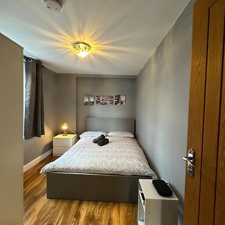 Lovely 2 Bedrooms Apartment London Bagian luar foto